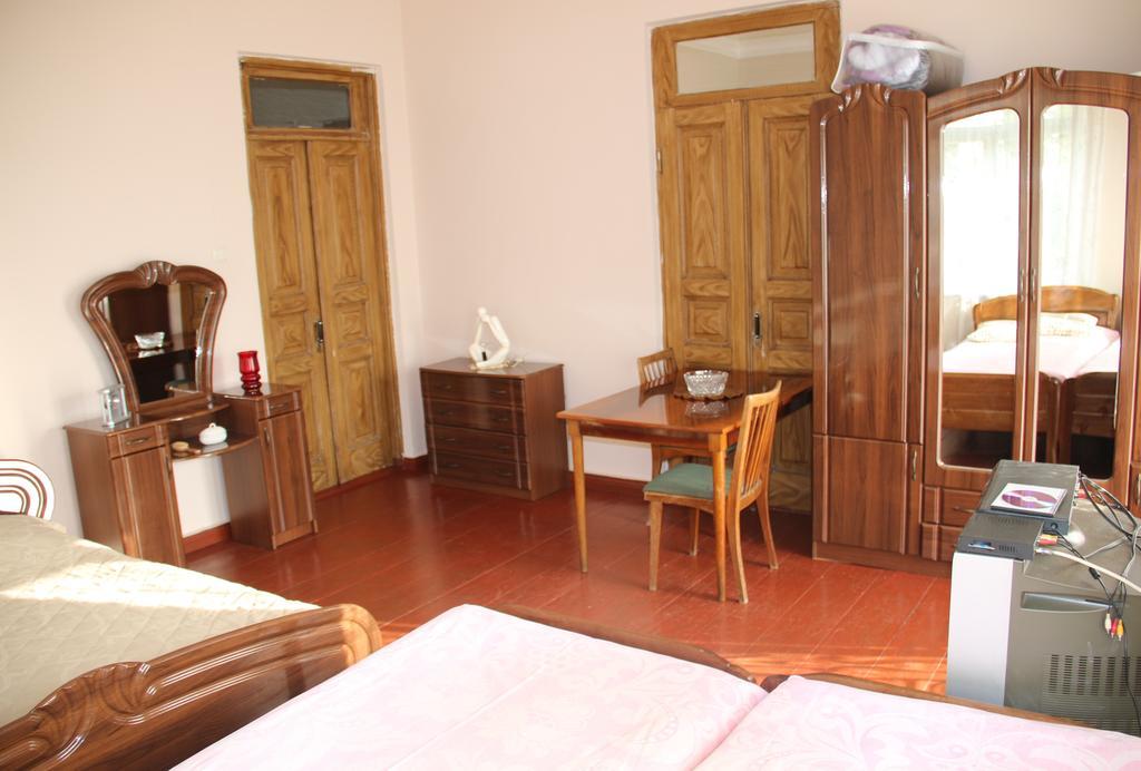 Achi Guest House Makhinjauri Rum bild